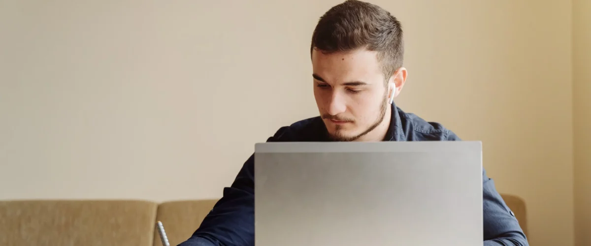 write somthing with laptop